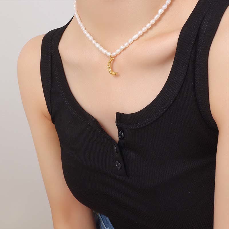 Collana con ciondolo a forma di mezzaluna in perle e luna calma