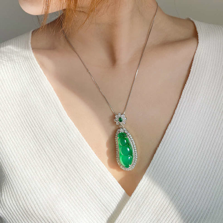 Collana con ciondolo portafortuna in giada ciano e fagiolo della fortuna