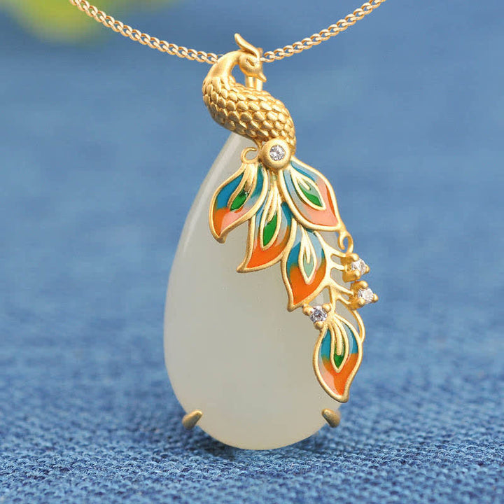 Collana con ciondolo a forma di pavone in giada bianca con catena di protezione