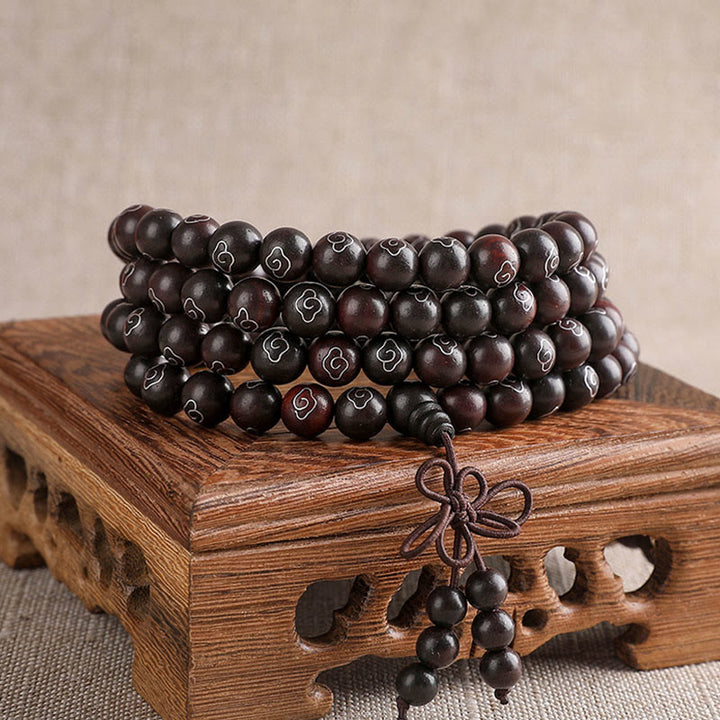 Braccialetto di protezione con piccole foglie di sandalo rosso intarsiate in argento sterling 925 Buddha Stones carattere Om Mani Padme Hum e nuvole di buon auspicio