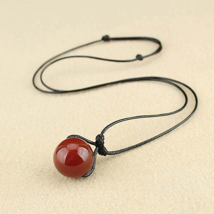 Collana con ciondolo in corda di pelle con perline di agata rossa e Buddha Stones