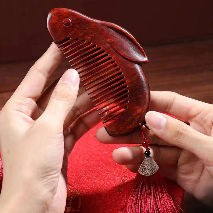 Pettine lenitivo a forma di coniglietto con piccola foglia di sandalo rosso e scatola regalo