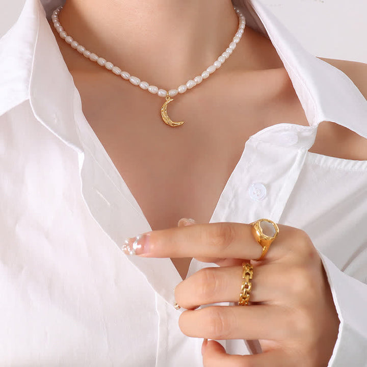 Collana con ciondolo a forma di mezzaluna in perle e luna calma