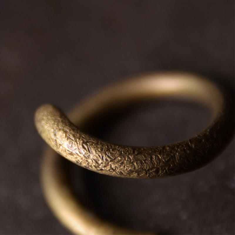 Anello regolabile con design semplice in rame Buddha Stones e portafortuna