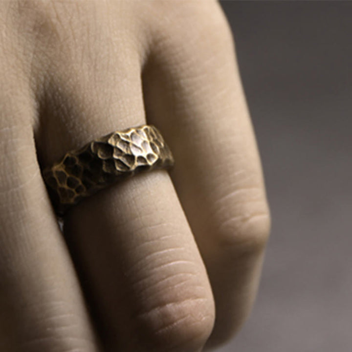 Anello portafortuna in ottone e rame con motivo a rilievo tibetano