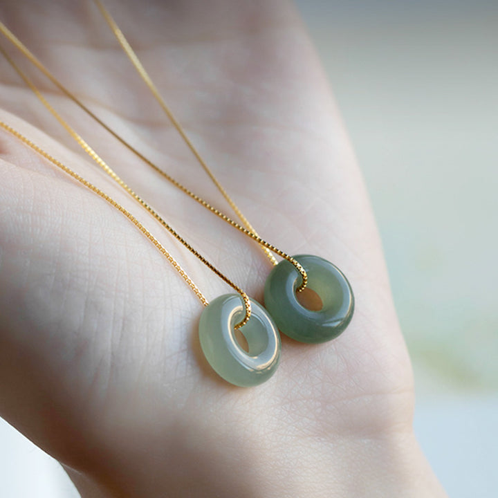 Collana Buddha Stones in giada rotonda naturale con fibbia della pace, fortuna e abbondanza