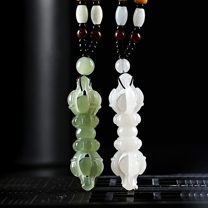 Collana con ciondolo di successo inciso Dorje Vajra in giada ciano naturale tibetana e giada bianca