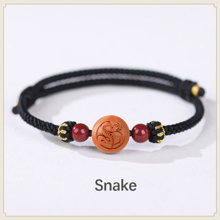 Braccialetto della ricchezza in cinabro intagliato con carattere dello zodiaco cinese Fu in legno di pesca naturale Buddha Stones