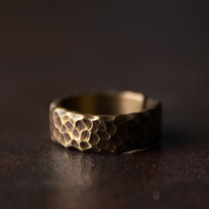 Anello portafortuna in ottone e rame con motivo a rilievo tibetano