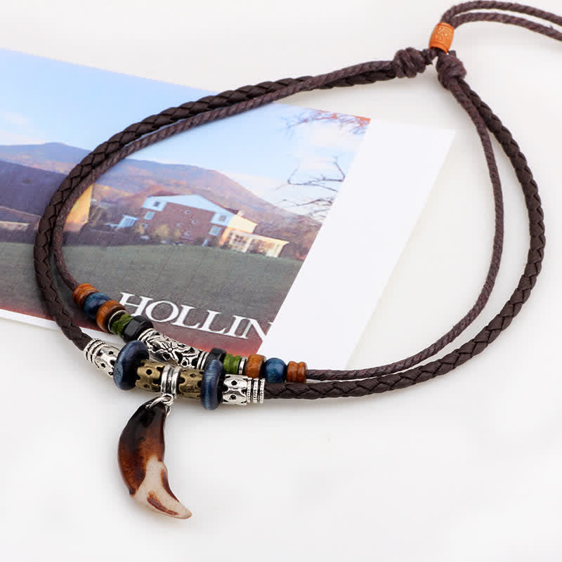 Collana con ciondolo etnica con motivo a denti di lupo e perline, simbolo della ricchezza
