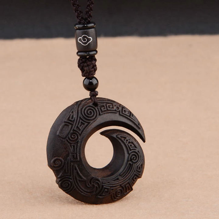 Buddha Stones Piccola foglia Sandalo rosso Legno di ebano La fortuna di una persona migliora Design Modello Protezione Collana Pendente