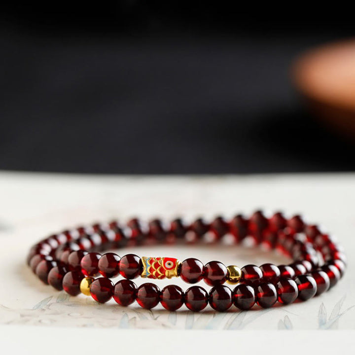 Braccialetto di protezione in granato naturale con pesce koi in oro 999 Buddha Stones