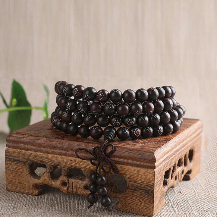 Braccialetto di protezione con piccole foglie di sandalo rosso intarsiate in argento sterling 925 Buddha Stones carattere Om Mani Padme Hum e nuvole di buon auspicio