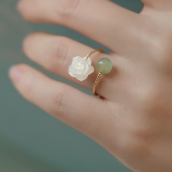 Anello di benedizione con perline di giada e fiore di rosa in pietra tridacna placcata in oro 14K Buddha Stones