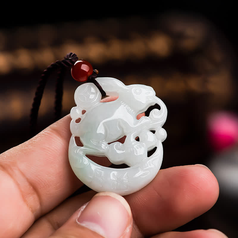 Collana con ciondolo di protezione della luna crescente in giada bianca dell'anno del coniglio
