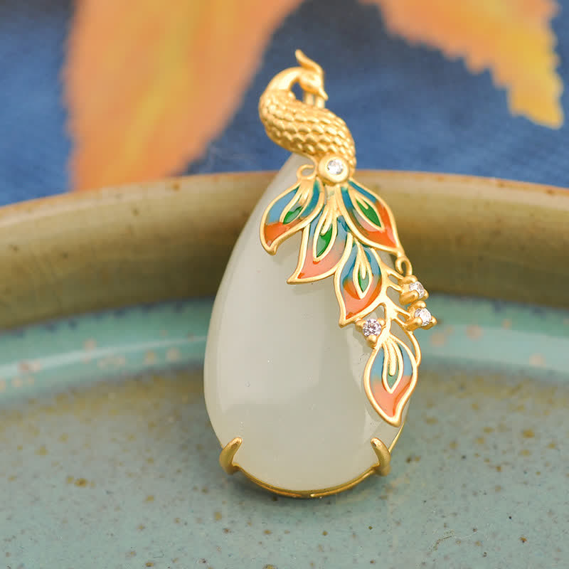 Collana con ciondolo a forma di pavone in giada bianca con catena di protezione