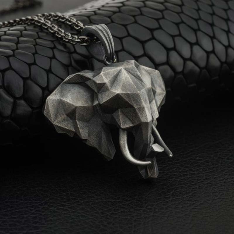 Collana con ciondolo in acciaio al titanio e peltro con elefante e forza