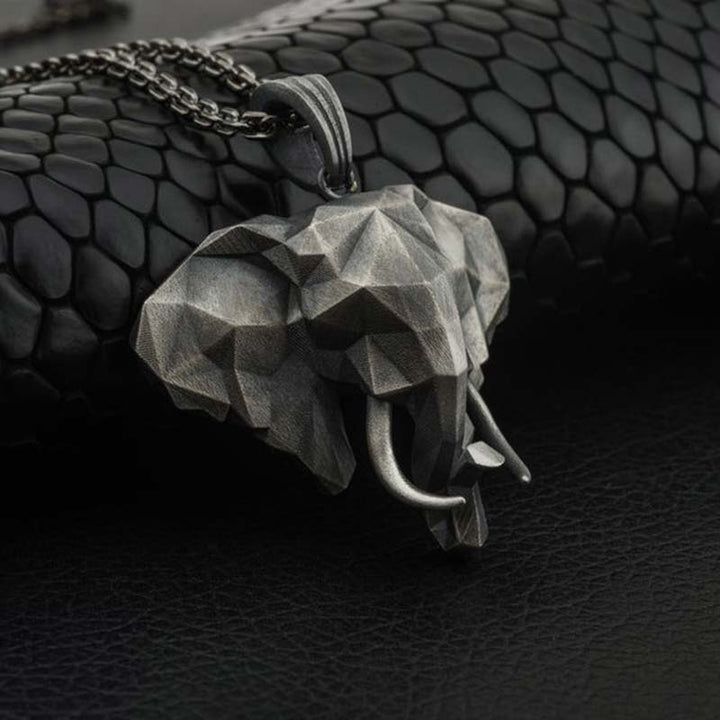 Collana con ciondolo in acciaio al titanio e peltro con elefante e forza