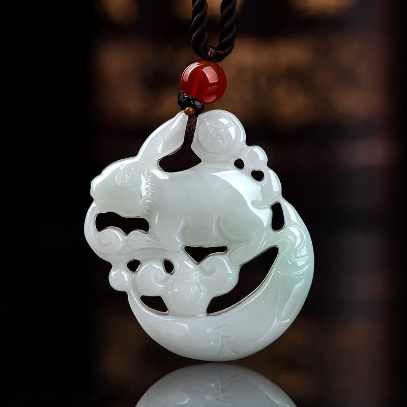 Collana con ciondolo di protezione della luna crescente in giada bianca dell'anno del coniglio