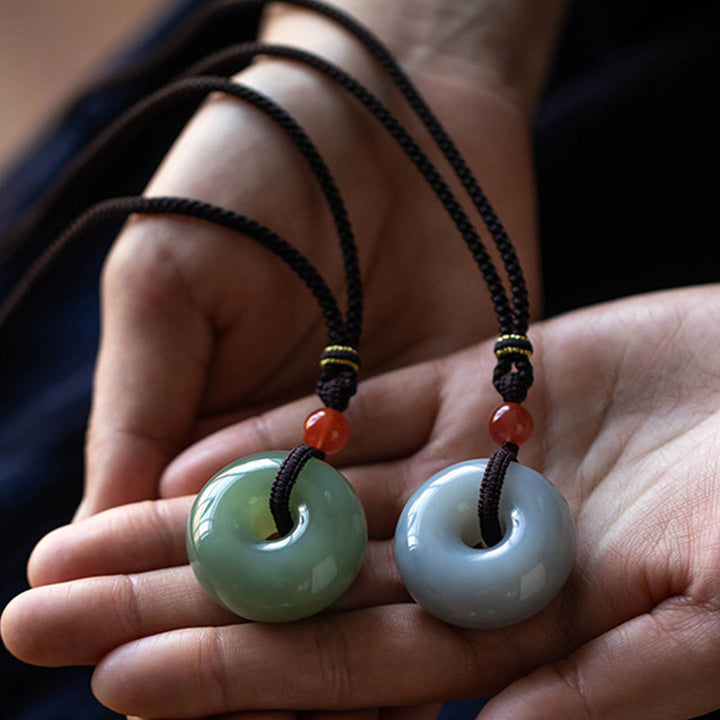Buddha Stones Giada rotonda naturale Giada grigia Fibbia della pace Collana con ciondolo portafortuna
