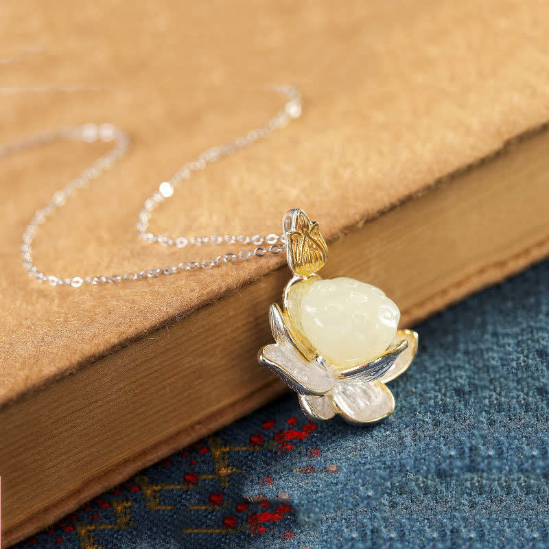 Collana della felicità con fiore di loto in giada bianca - image 2