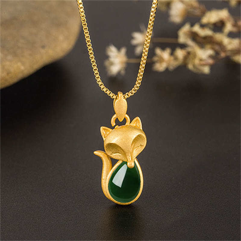 Collana pendente con motivo a volpe in calcedonio verde Buddha Stones