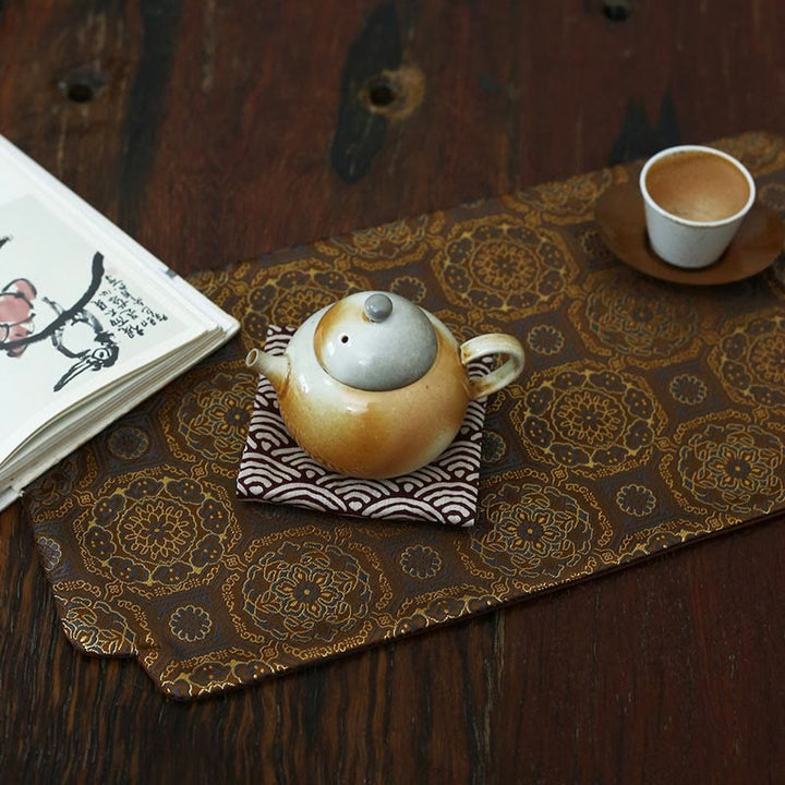 Elegante sottobicchiere per tazza da tè con motivo broccato floreale