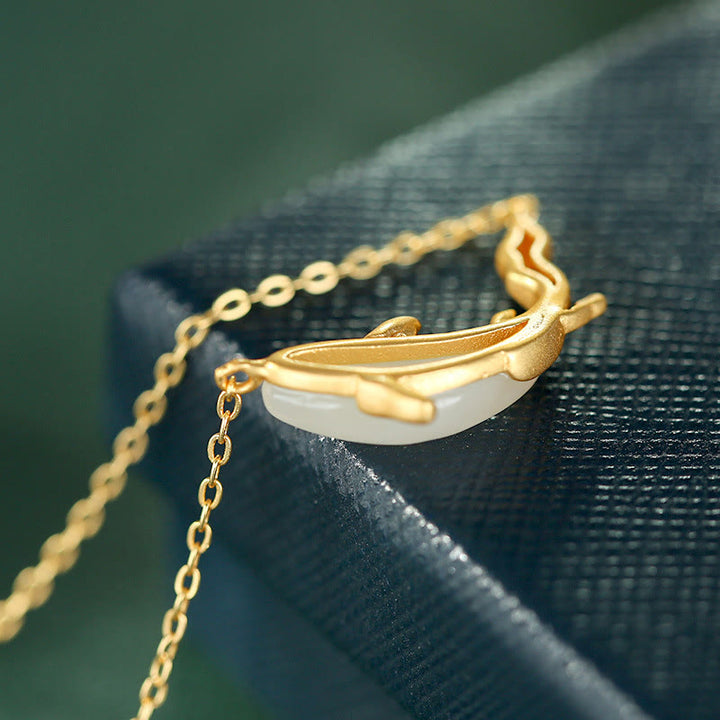 Collana con ciondolo portafortuna a forma di delfino in giada bianca in argento sterling 925 Buddha Stones