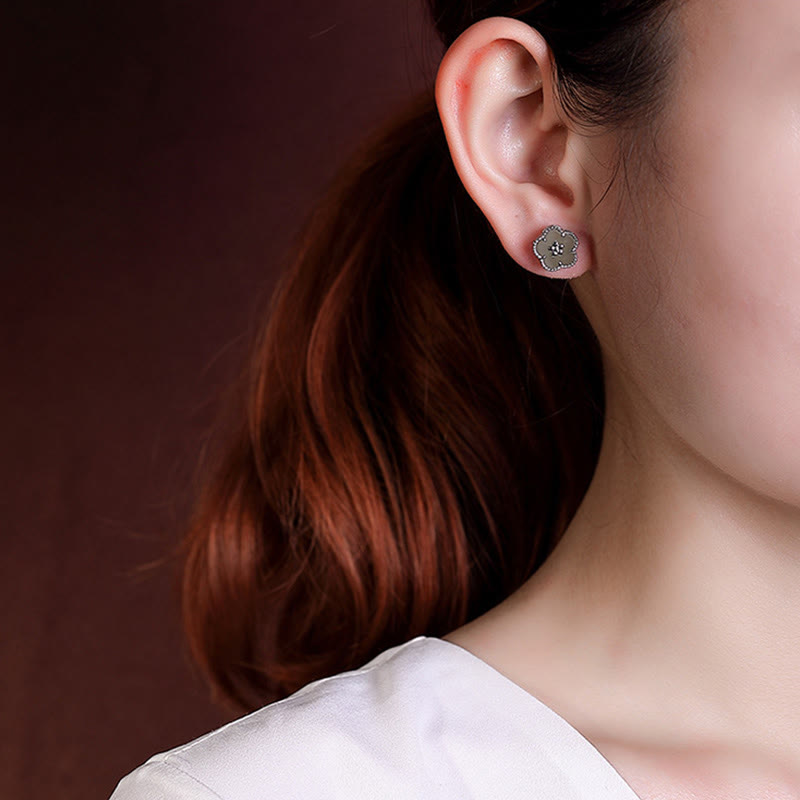 Orecchini a bottone con fiore di prugna in giada Hetian in argento sterling 925 Buddha Stones