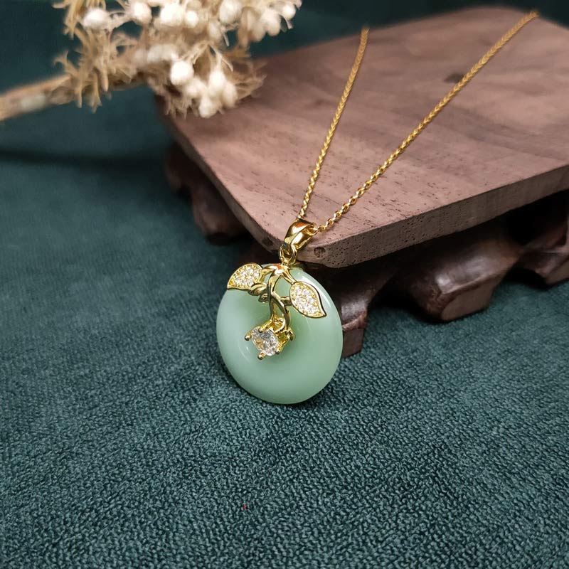 Collana con ciondolo a forma di foglia di giada rotonda con Buddha Stones e fortuna