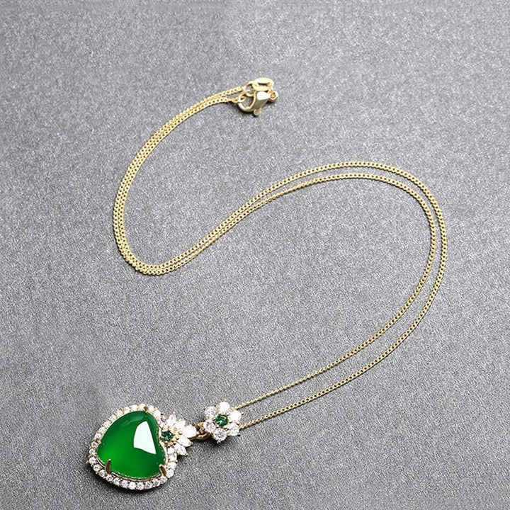 Collana con ciondolo a forma di cuore con design di amore e forza, in calcedonio verde , Buddha Stones