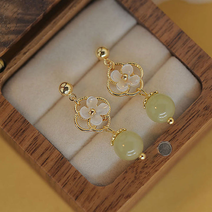 Orecchini pendenti con perline di giada e fiore di pietra di Tridacna Buddha Stones