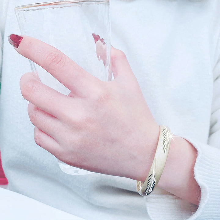Bracciale rigido in rame con motivo inciso a forma di cuore con piume Buddha Stones, modello Wealth