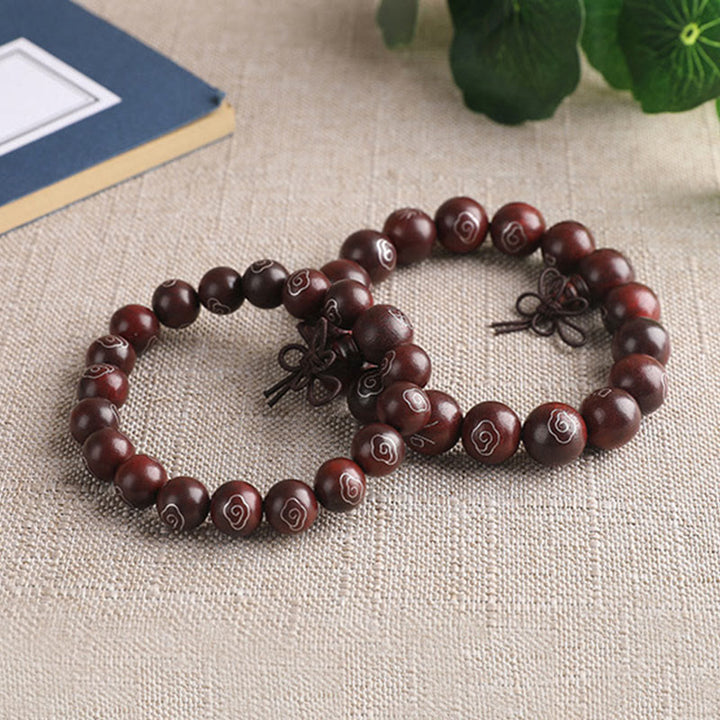 Braccialetto di protezione con piccole foglie di sandalo rosso intarsiate in argento sterling 925 Buddha Stones carattere Om Mani Padme Hum e nuvole di buon auspicio