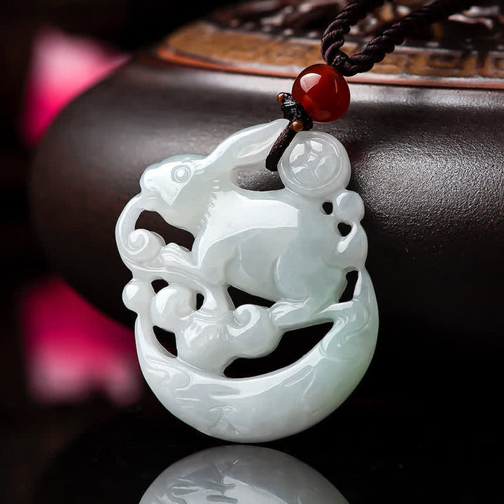 Collana con ciondolo di protezione della luna crescente in giada bianca dell'anno del coniglio