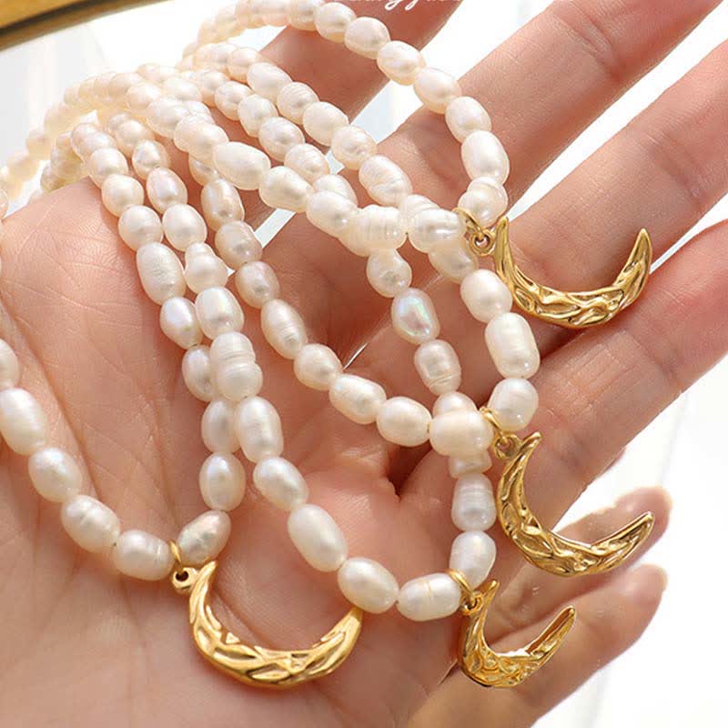Collana con ciondolo a forma di mezzaluna in perle e luna calma