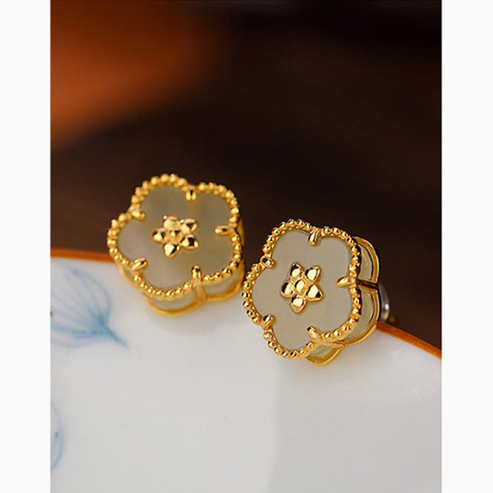 Orecchini a bottone con fiore di prugna in giada Hetian in argento sterling 925 Buddha Stones