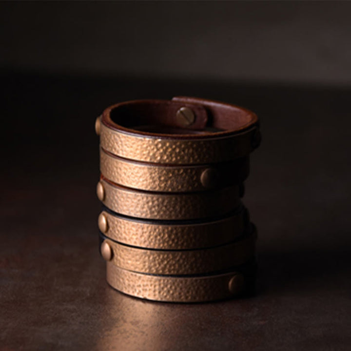 Braccialetto di ricchezza in pelle di ottone di rame con texture fatta a mano vintage Buddha Stones