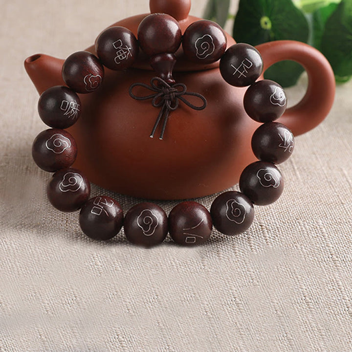 Braccialetto di protezione con piccole foglie di sandalo rosso intarsiate in argento sterling 925 Buddha Stones carattere Om Mani Padme Hum e nuvole di buon auspicio