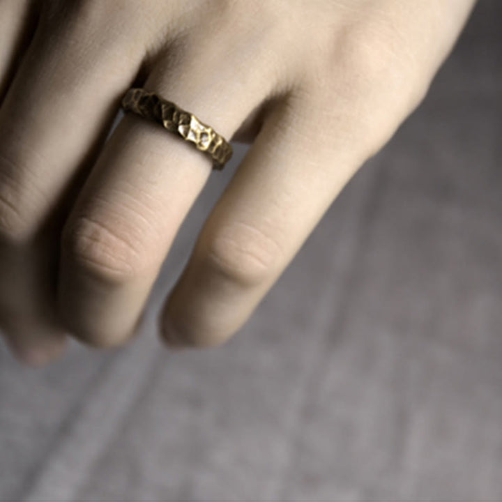 Anello portafortuna in ottone e rame con motivo a rilievo tibetano
