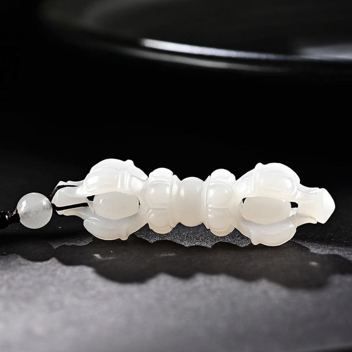 Collana con ciondolo di successo inciso Dorje Vajra in giada ciano naturale tibetana e giada bianca
