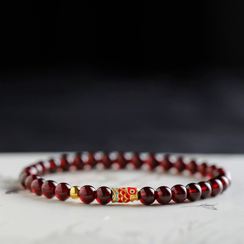 Braccialetto di protezione in granato naturale con pesce koi in oro 999 Buddha Stones