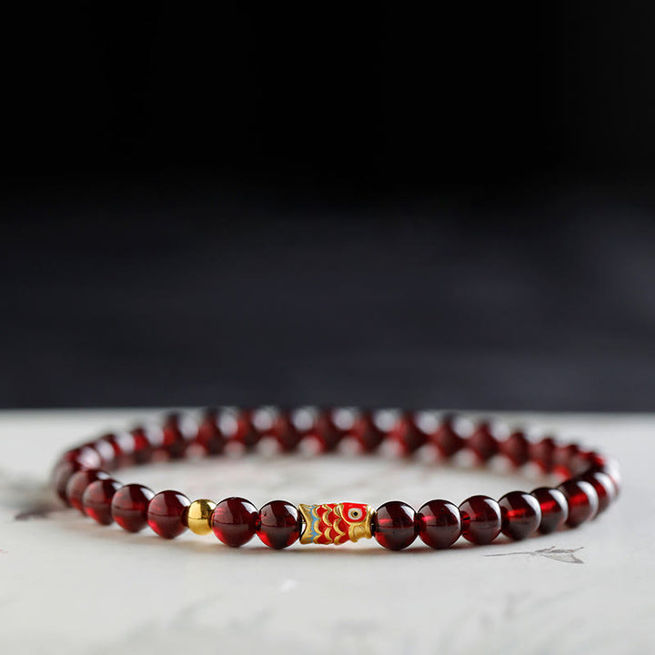 Braccialetto di protezione in granato naturale con pesce koi in oro 999 Buddha Stones