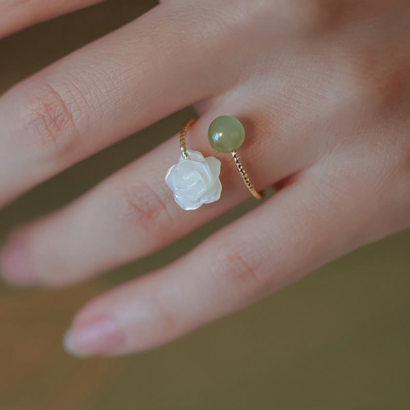 Anello di benedizione con perline di giada e fiore di rosa in pietra tridacna placcata in oro 14K Buddha Stones