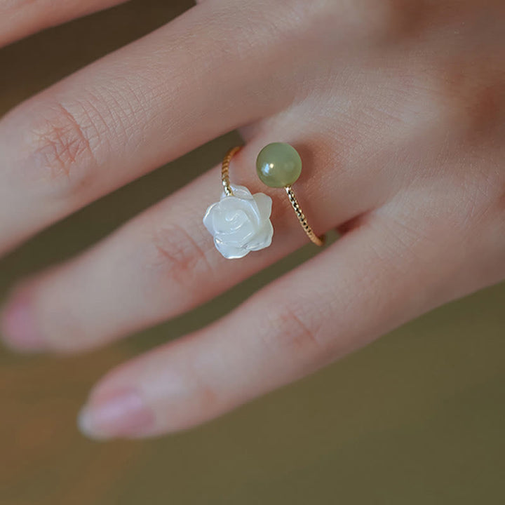 Anello di benedizione con perline di giada e fiore di rosa in pietra tridacna placcata in oro 14K Buddha Stones