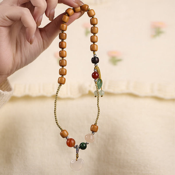 Braccialetto a doppio giro rilassante con fibbia della pace, ciondolo in legno di sandalo verde e calcedonio Buddha Stones
