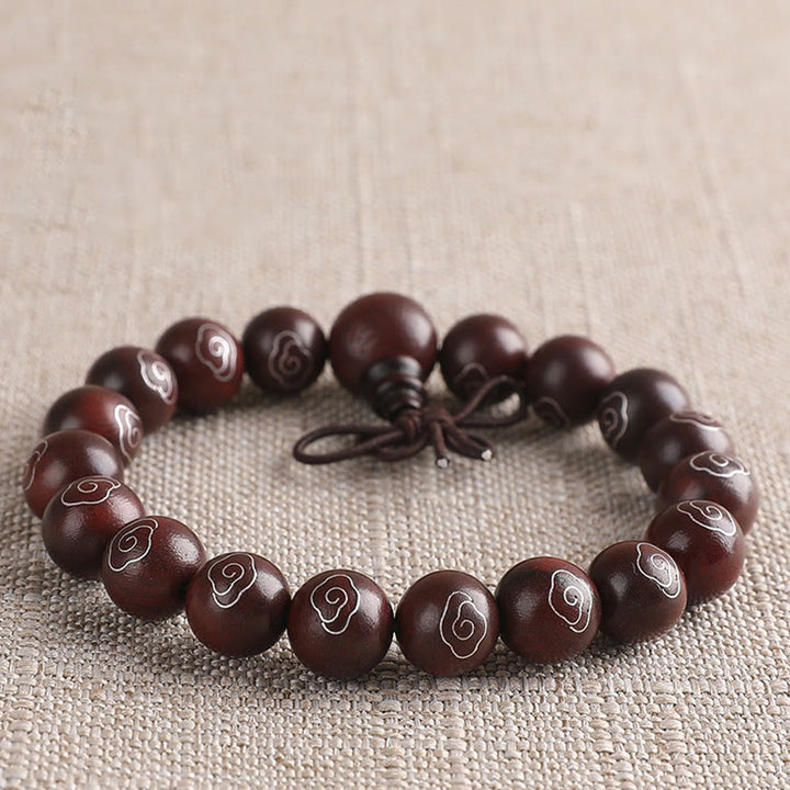 Braccialetto di protezione con piccole foglie di sandalo rosso intarsiate in argento sterling 925 Buddha Stones carattere Om Mani Padme Hum e nuvole di buon auspicio