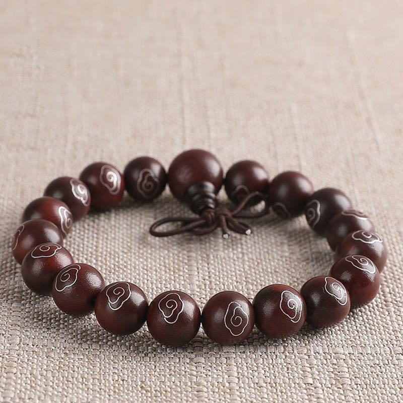 Braccialetto di protezione con piccole foglie di sandalo rosso intarsiate in argento sterling 925 Buddha Stones carattere Om Mani Padme Hum e nuvole di buon auspicio