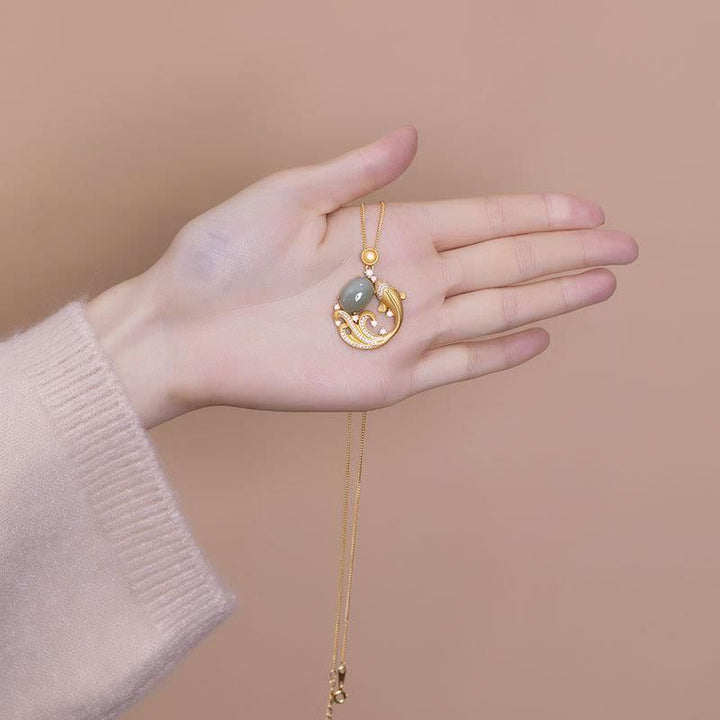 Collana con ciondolo calmante con pesce koi in giada ciano e Buddha Stones - image 4