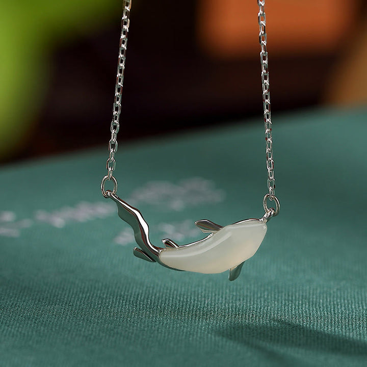 Collana con ciondolo portafortuna a forma di delfino in giada bianca in argento sterling 925 Buddha Stones